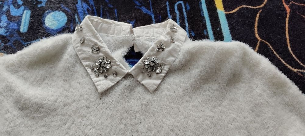 Sweter damski z ozdobnym kołnierzykiem