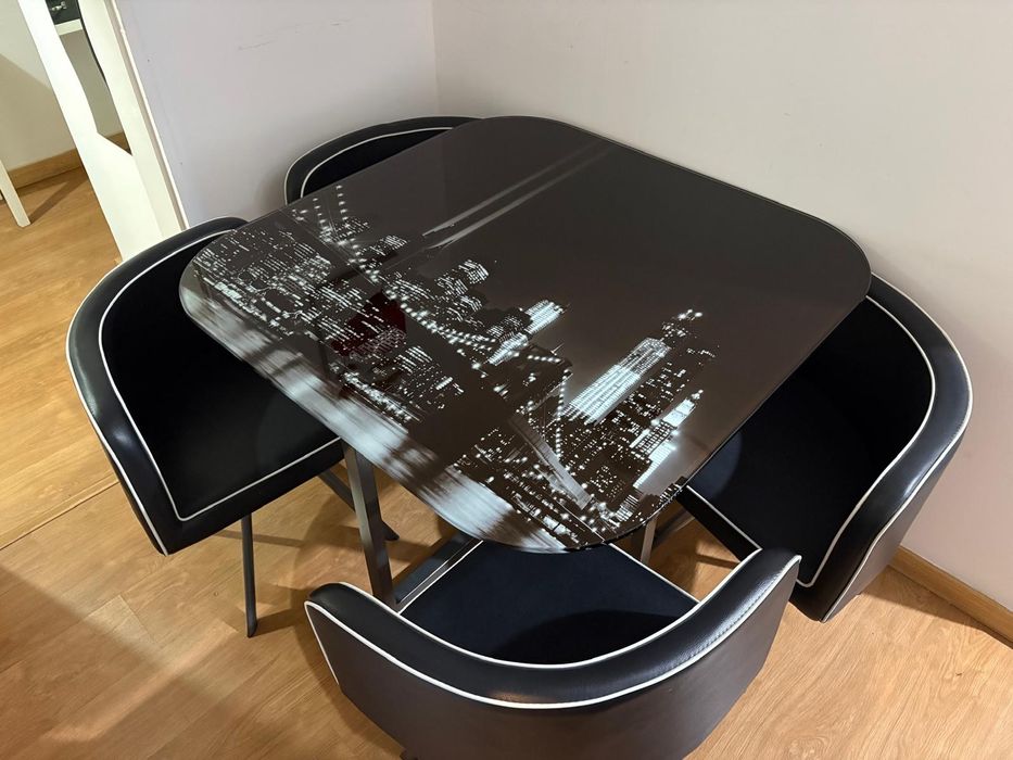 Mesa com 4 cadeiras