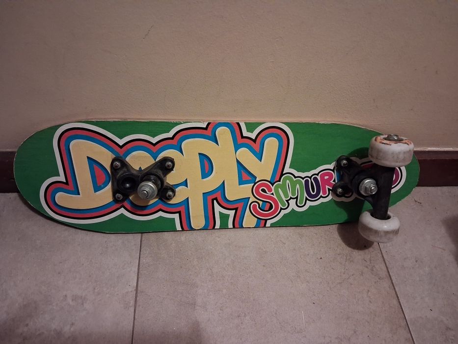Skate com um dos pares de rodas.