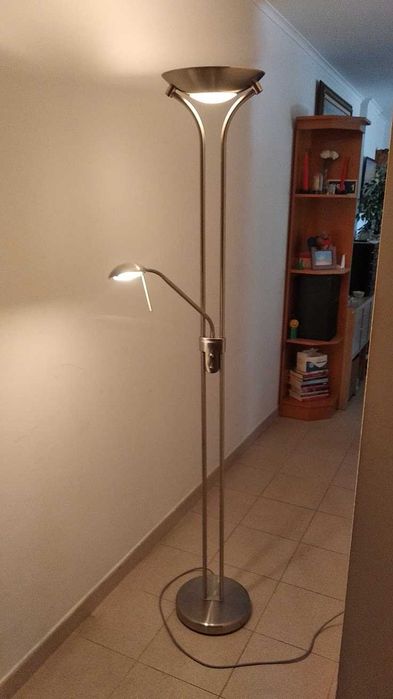 Candeeiro de chão em aço com candeeiro de leitura incluindo LED