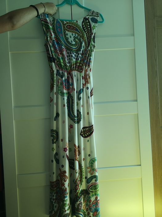 Vestido de Verão branco com cornucopias coloridas
