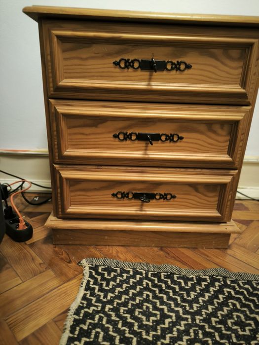 Mesinha de cabeceira em madeira pinho