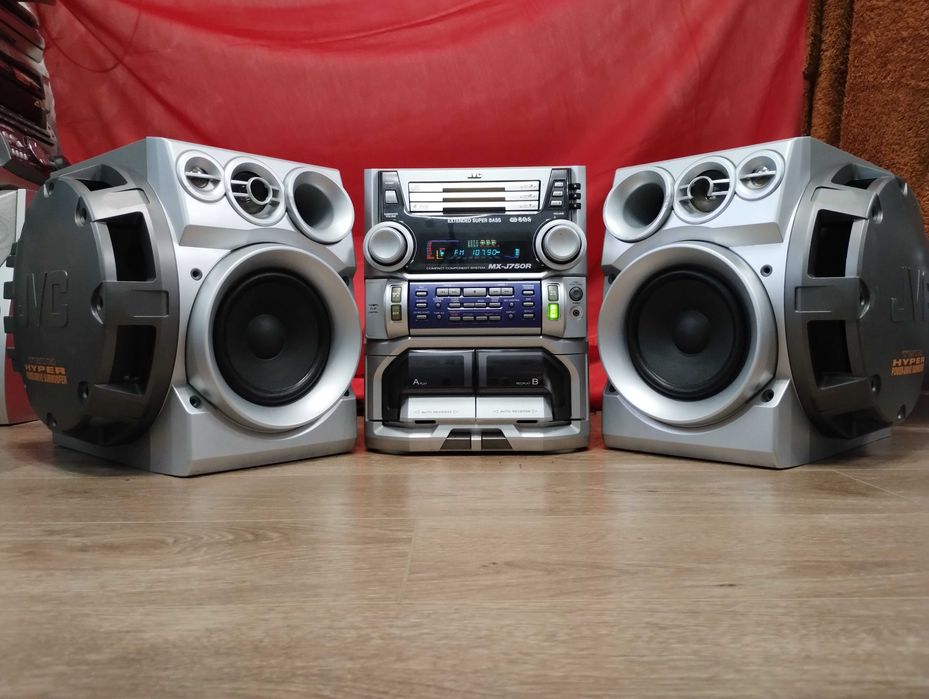 Дуже потужний муз центр JVC 700 Вт ( Блютуз - AUX ) Сбоку сабвуфери