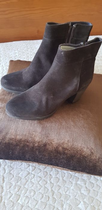 Botins pretos e castanhos