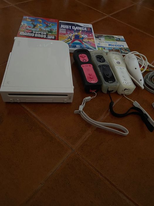 Nintendo Wii, com 3 controlos remotos + 3 jogos