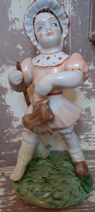 Porcelanowa figurka dziewczyna bez buta
