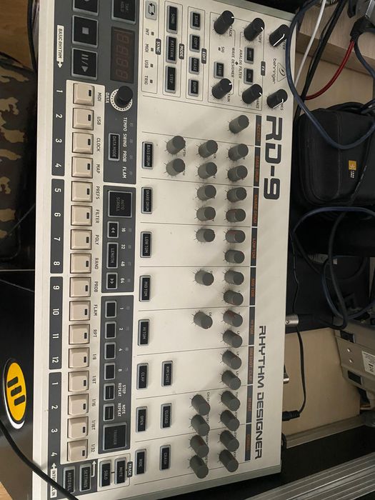 Drumbox Behringer RD-9