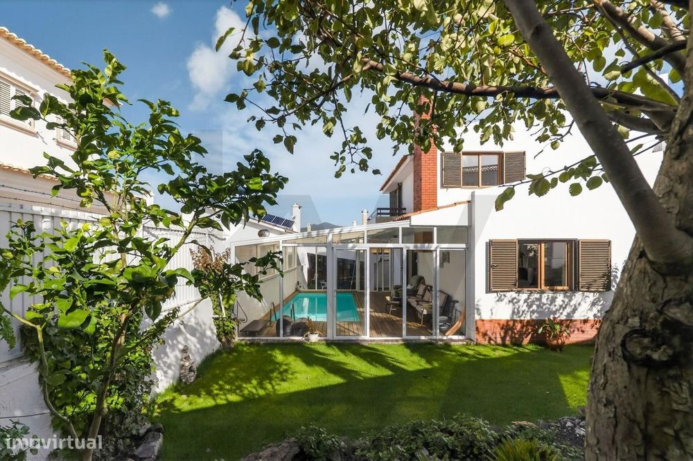 Moradia T4+1 com Piscina Coberta, Jardim e Churrasqueira em Alcoitão,