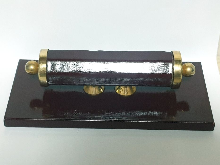 Antigo calendário perpétuo francês revestido de couro