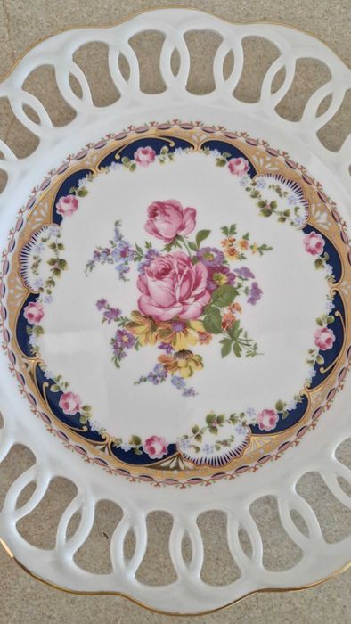 Prato decorativo de porcelana, T. Limoges, pintado à mão