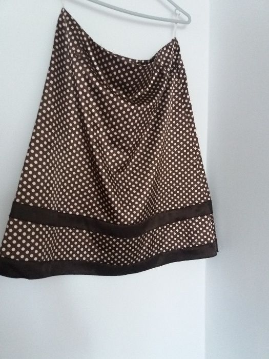 Sprzedam satynową spódnicę w grochy 42+ marynarka komplet.