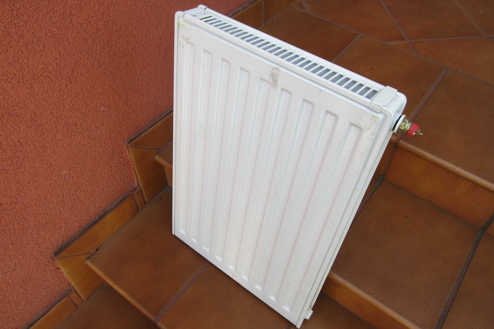 Grzejnik ścienny panelowy 60x40 komplet z śrubunkami zaworem termicznym