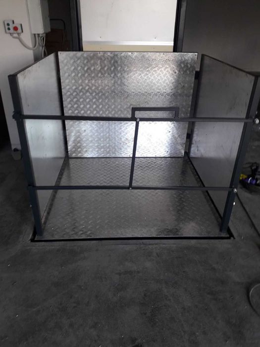 Вантажна вертикальна підіймальна платформа-ліфт