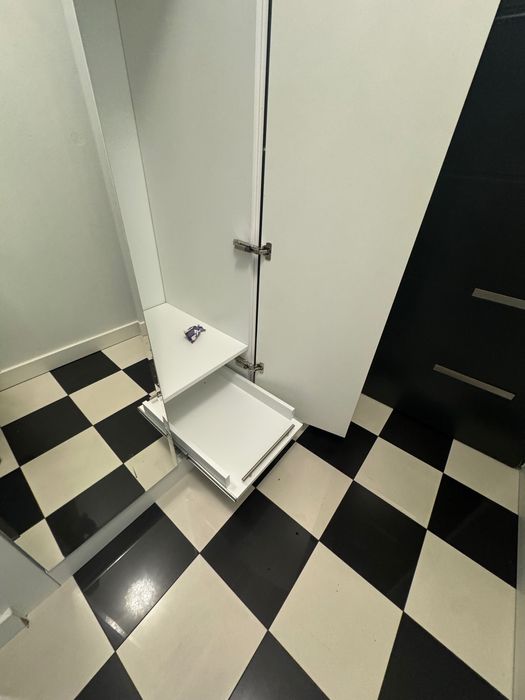 Lustrzana szafa  z półkami