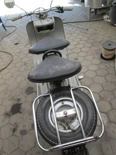 Lambreta   antiga   de  19555