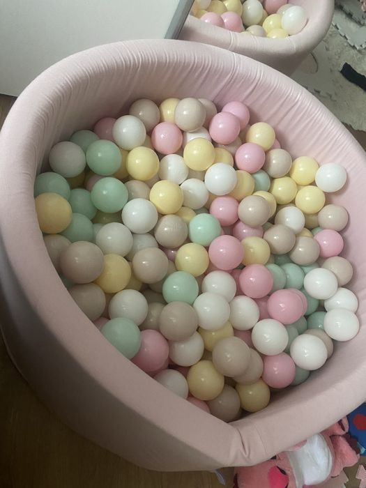 Suchy basen z kulkami.