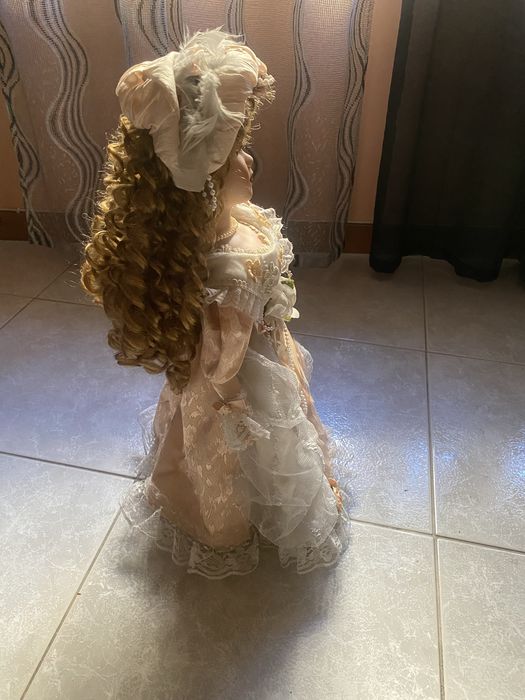 Boneca grande em porcelana .