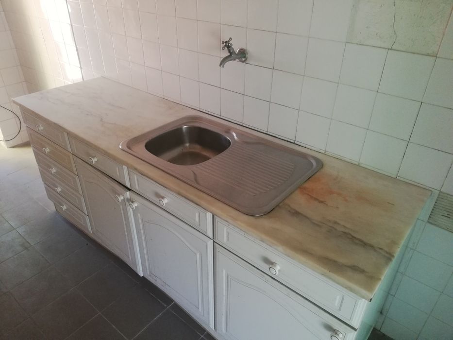 Bancada em mármore com lava loiças em inox (móvel não incluído)