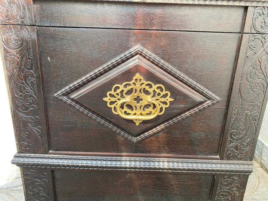 Arca de Madeira com Decoração Dourada