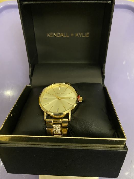 Наручные часы женские со стразами на браслете Kendall & Kylie