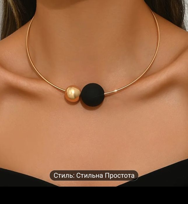 Модний металевий чокер з асиметричним дизайном .