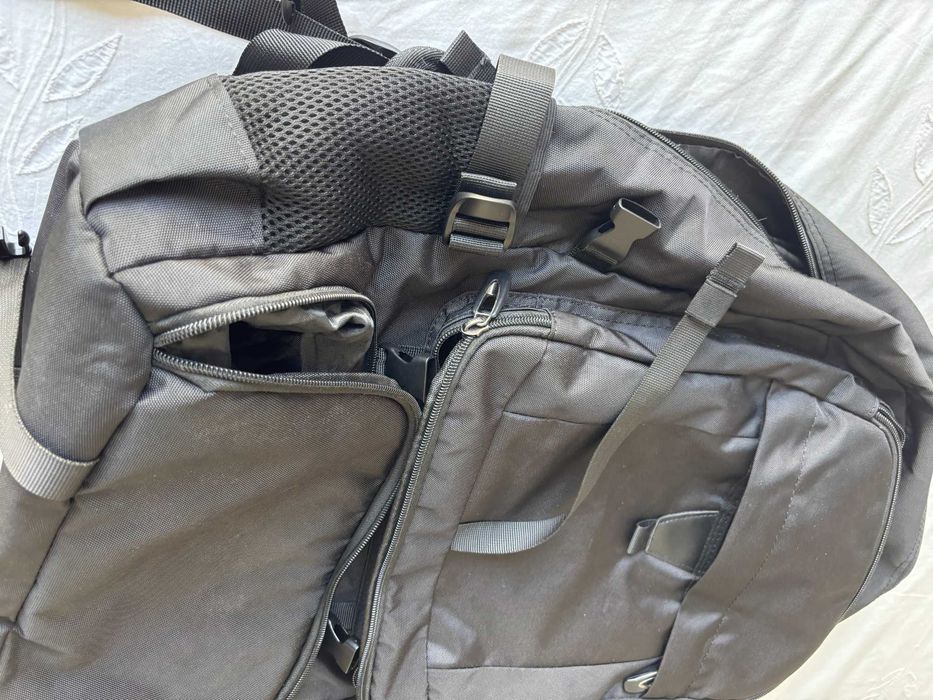 Mochila de viagem grande com USB, compartimento para portátil e para calçado