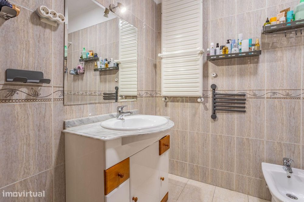 Apartamento T3 em Prior Velho com garagem