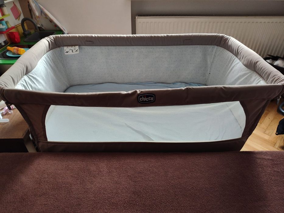 Dostawka niemowlęca Chicco Next2Me Essential w kolorze brązowym/taupe.