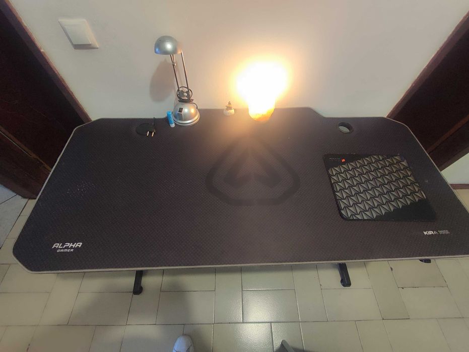 computador completo com monitor e secretária