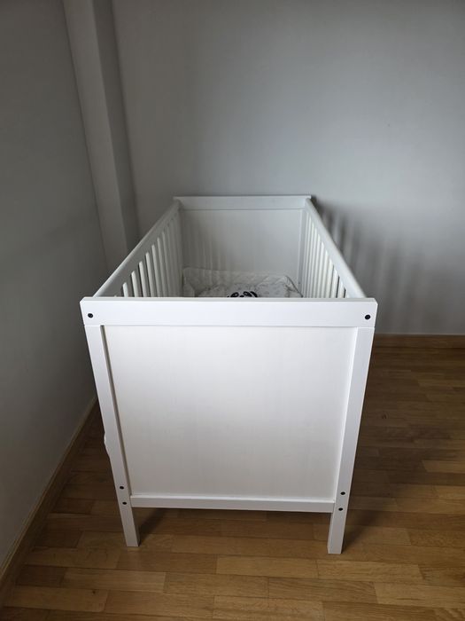 Conjunto dormir bebés: Berço, colchão e protetor, edredão e capa