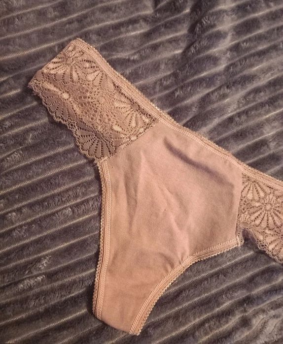 Majtki stringi z koronką XS S