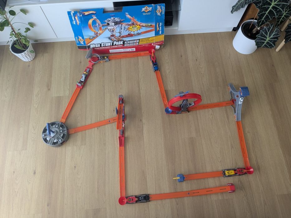 Hot wheels mega zestaw + autka