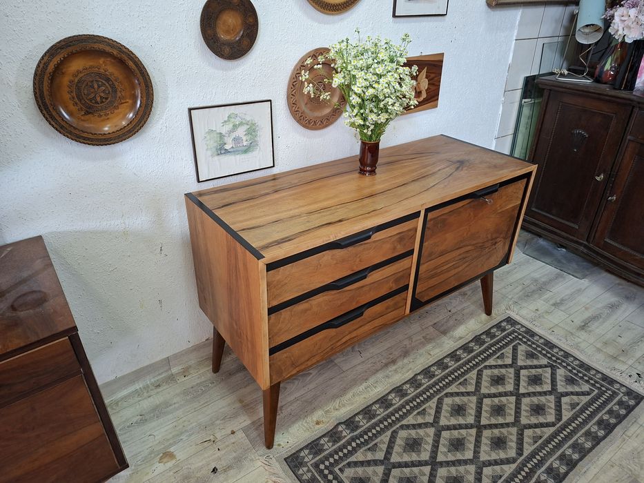 Komoda RTV po renowacji – drewno + czarne akcenty | Mid-Century Modern