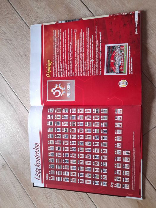 Katalog piłkarski z 2018 roku i dwustronny plakat z 2024 roku