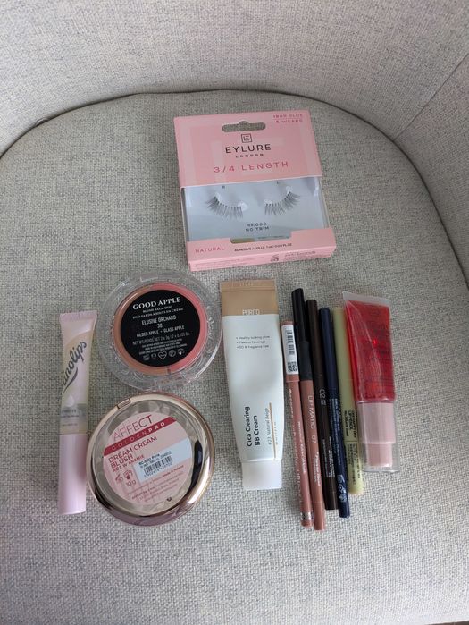 zestaw kosmetyków do makijażu