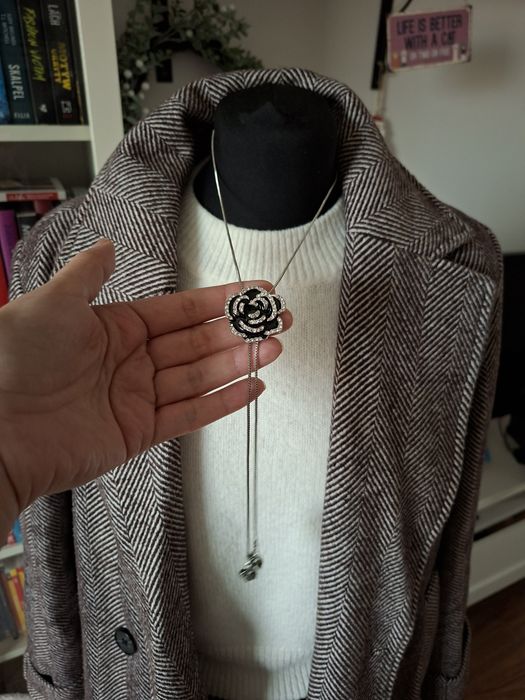 Nowy naszyjnik z efektowną różą