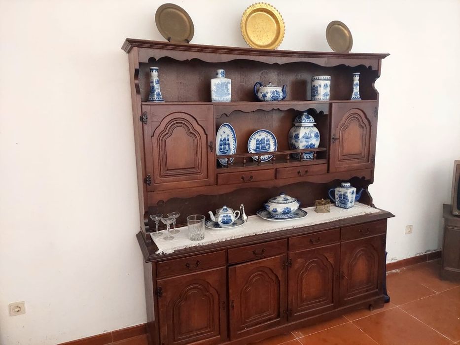 Armário em madeira maciça e cadeiras antigas