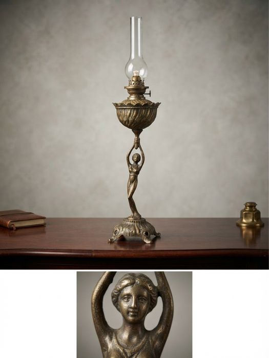 Zabytkowa, mosiężna lampa naftowa z kariatydą (XIX/XX w.) – antyk