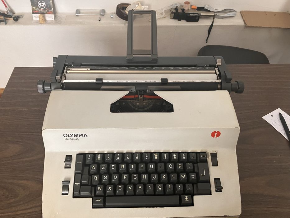 Máquina de escrever antiga mecânica e electrica