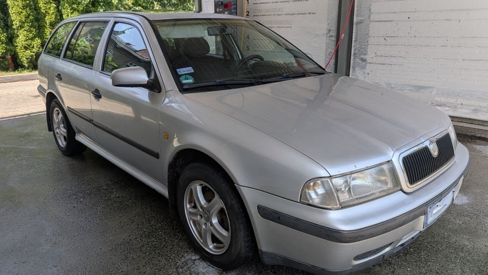 Skoda Octavia tour 1,6 LPG ładna + super wypas b tanio