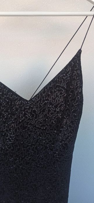 Vestido de cerimónia/festas, em preto, c/ lantejoulas e costas abertas