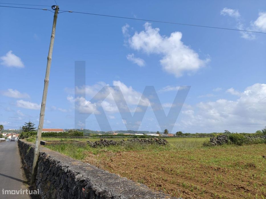 Terreno Urbano de 392 m2 nas Lajes – Praia da Vitória