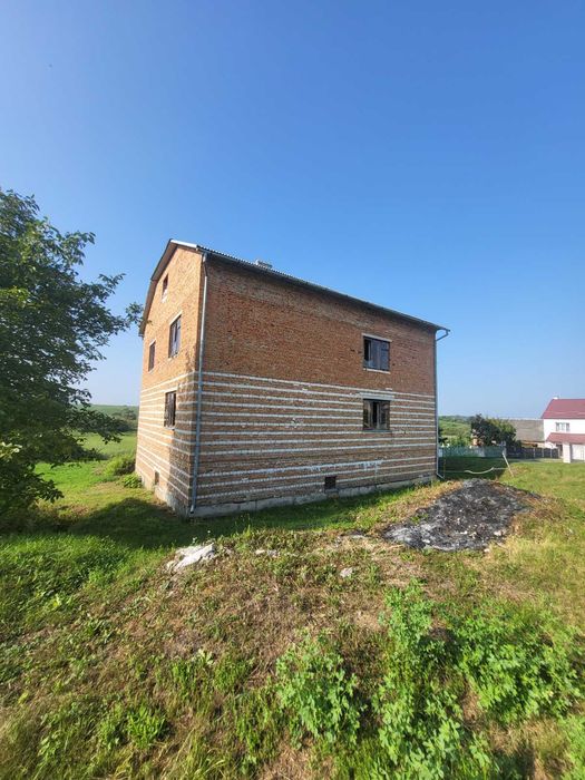 великий будинок з великою ділянкою(28сот) в с.Новий Милятин