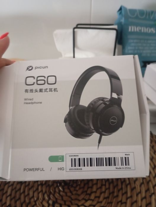 Aspirador robô, smartwatch e headphones