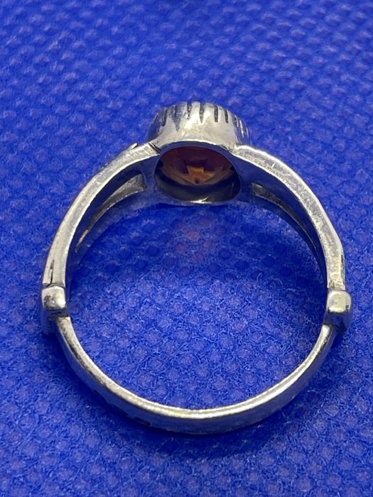 Anel em prata com pedra amarela e detalhes chapados a ouro