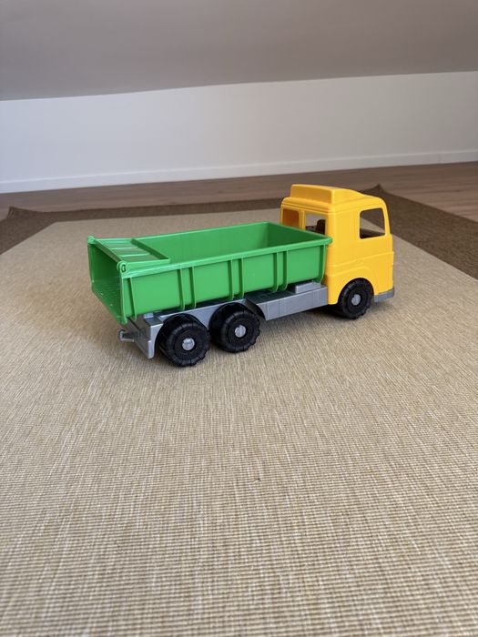 Conjunto de Brinquedos de Construção: Camião e Trator.
