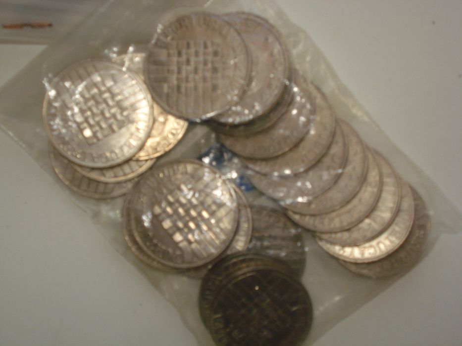 Moedas de 50, 25 e 20 Esc., em bom estado de conservação.