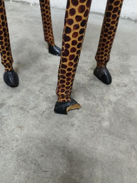 Girafa africana em madeira