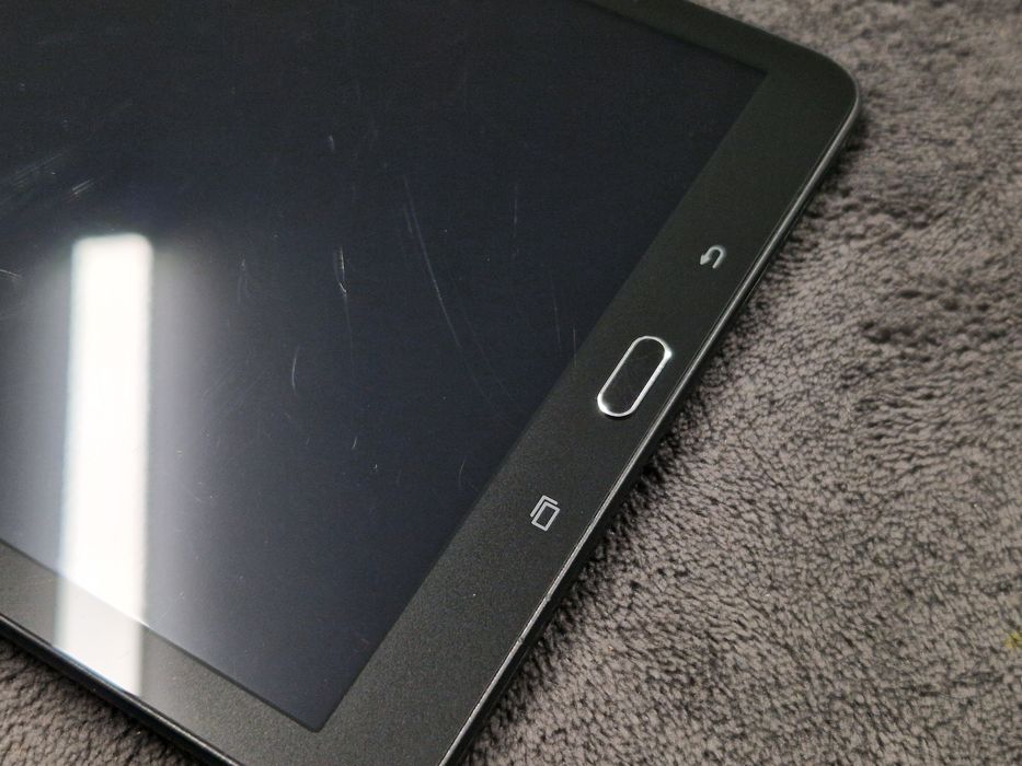 Samsung Galaxy Tab E 9.6 (SM-T561, 3G)
Планшет у робочо