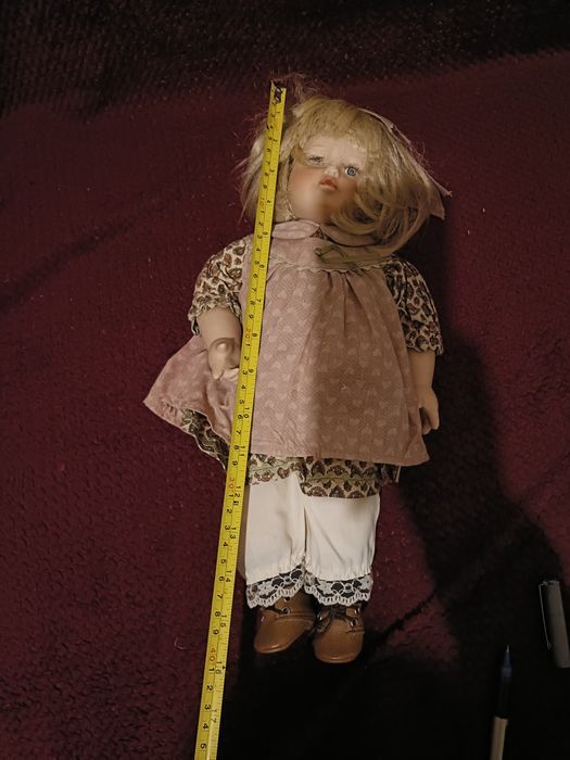 Boneca de porcelana com almofada de ursinho  dela